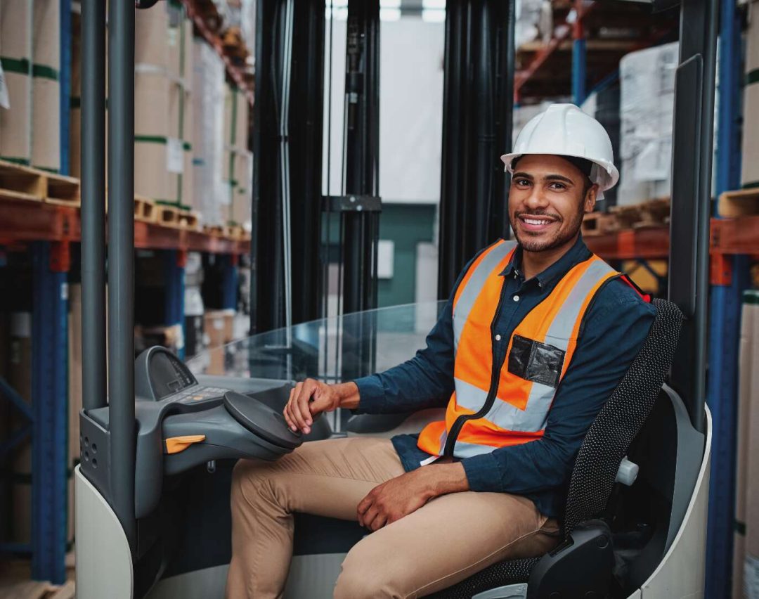 Truckutbildning på företag i Sverige. Manlig anställd får truckkort för B3 (skjutstativtruck) på arbetsplatsen